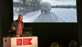 Spannende Reiseberichte auf der Showbühne von Spezialisten wie Konstantin Abert von Abenteuer-Touren, begeistern die Besucher.
Foto: © Benjamin Hostettler